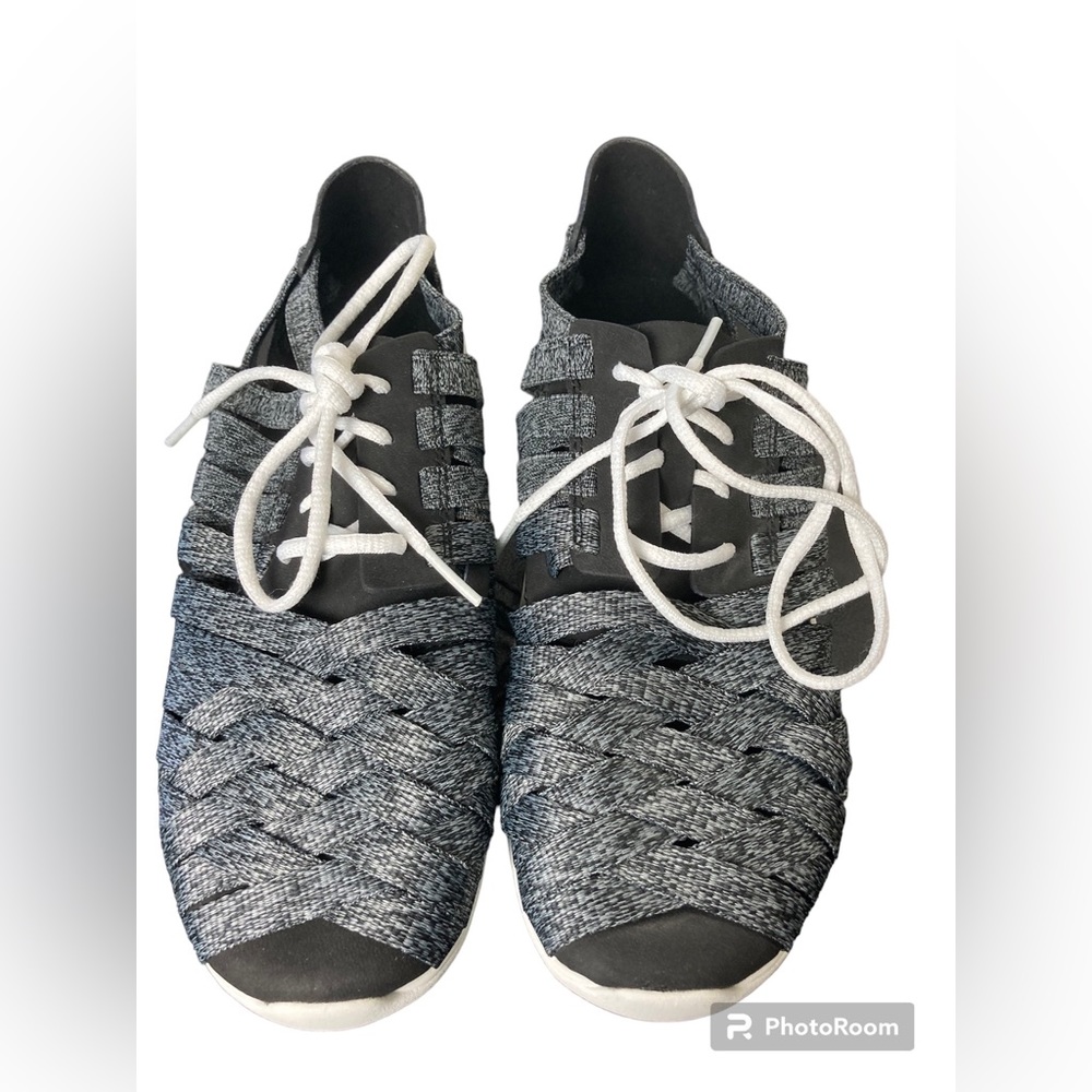 Merrell Flora Kye Black Gray weave lace up sneaker. 8.5